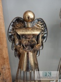 METALOWY ŚWIECZNIK LAMPION ANIOŁ Z SERCEM 53 CM
