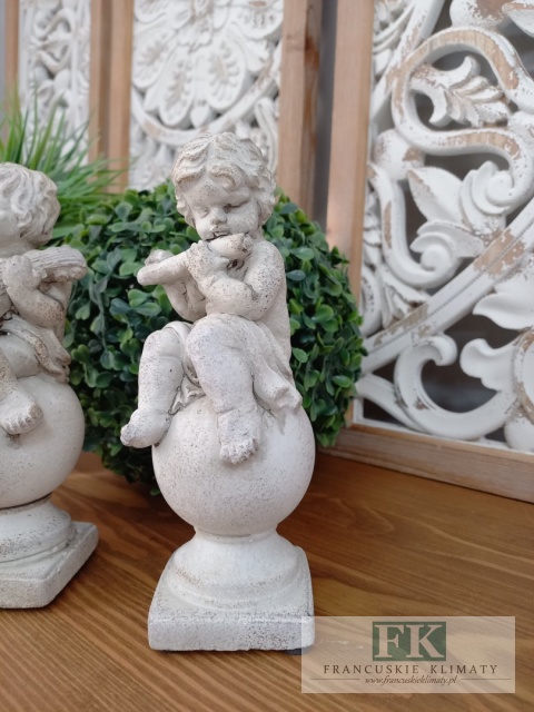 FIGURKA ANIOŁ NA KULI Z FLETEM 19 CM