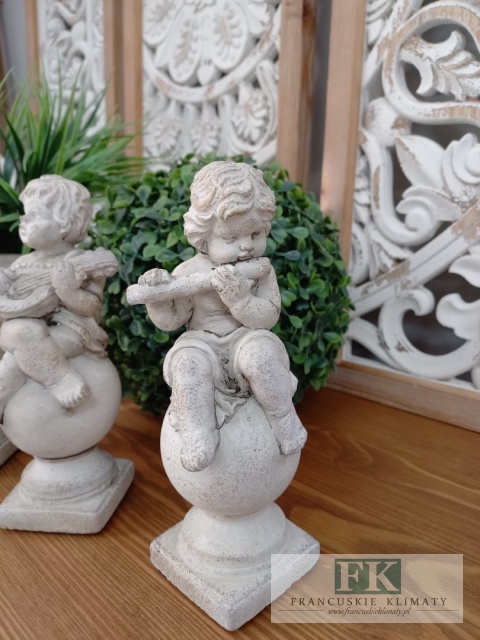 FIGURKA ANIOŁ NA KULI Z FLETEM 19 CM