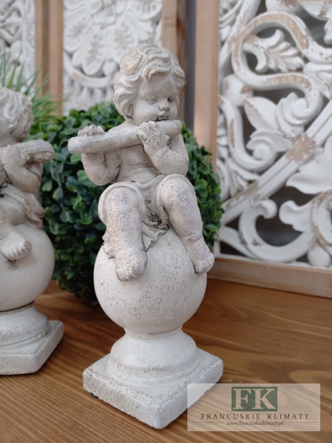 FIGURKA ANIOŁ NA KULI Z FLETEM 19 CM