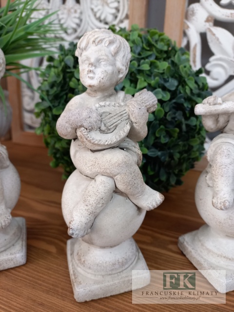 FIGURKA ANIOŁ NA KULI Z MANDOLINĄ 19 CM