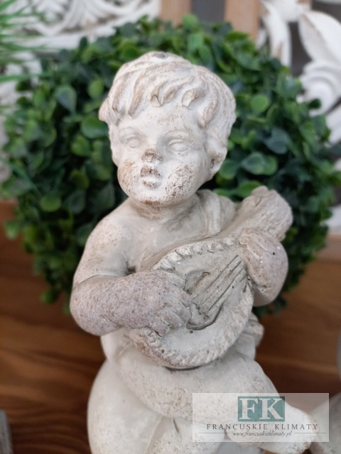 FIGURKA ANIOŁ NA KULI Z MANDOLINĄ 19 CM