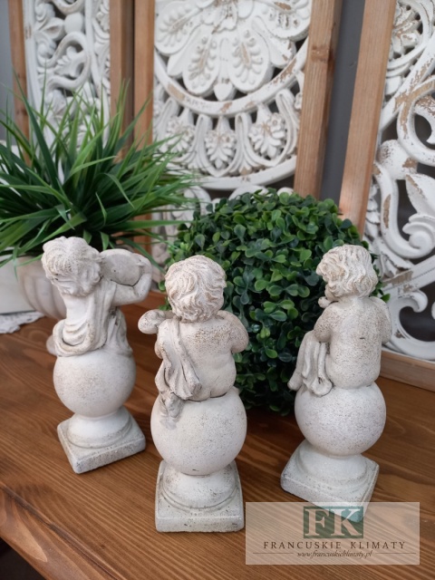 FIGURKA ANIOŁ NA KULI Z TAMBURYNEM 19 CM