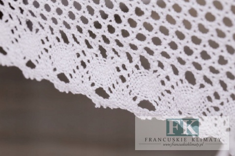 OBRUS NICIANY 140 / 200 CM , 100 % BAWEŁNA tkany klockowo SZYDEŁKOWY