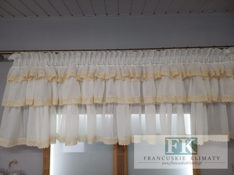 LAMBREKIN Z 3 FALBANAMI I KORONKĄ bawełnainą , 320/65 retro vintage BATYST