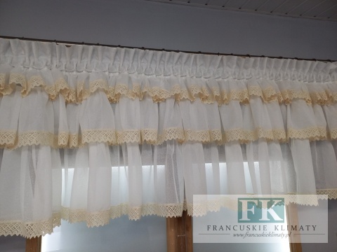 LAMBREKIN Z 3 FALBANAMI I KORONKĄ bawełnainą , 320/65 retro vintage BATYST