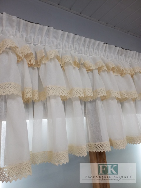 LAMBREKIN Z 3 FALBANAMI I KORONKĄ bawełnainą , 320/65 retro vintage BATYST