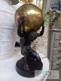 FIGURA ATLAS 28,5 cm Z KULĄ ZIEMSKĄ