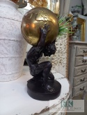 FIGURA ATLAS 28,5 cm Z KULĄ ZIEMSKĄ