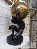 FIGURA ATLAS 28,5 cm Z KULĄ ZIEMSKĄ