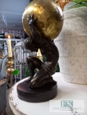 FIGURA ATLAS 28,5 cm Z KULĄ ZIEMSKĄ