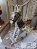 KOŃ Z LITEGO DREWNA 40 cm NA BIEGUNACH