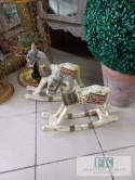 KOŃ Z LITEGO DREWNA 40 cm NA BIEGUNACH