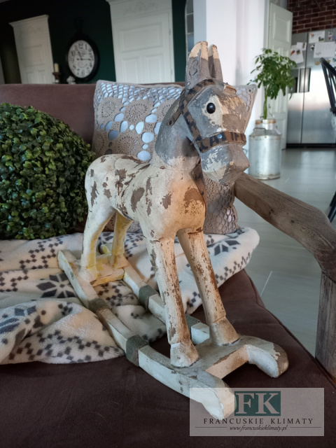 KOŃ Z LITEGO DREWNA 40 cm NA BIEGUNACH
