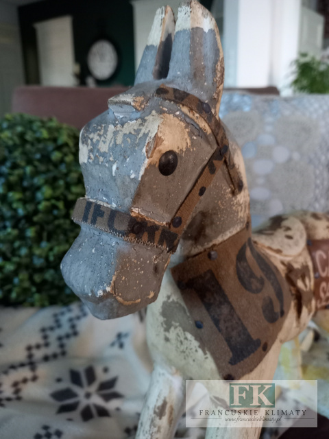KOŃ Z LITEGO DREWNA 40 cm NA BIEGUNACH