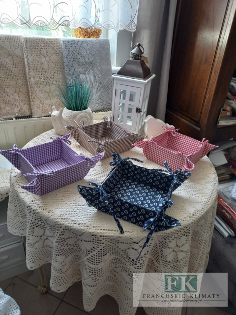 KOSZYCZEK WIĄZANY NA PIECZYWO KWADRAT granat serduszka