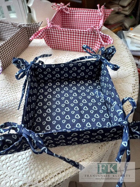 KOSZYCZEK WIĄZANY NA PIECZYWO KWADRAT granat serduszka